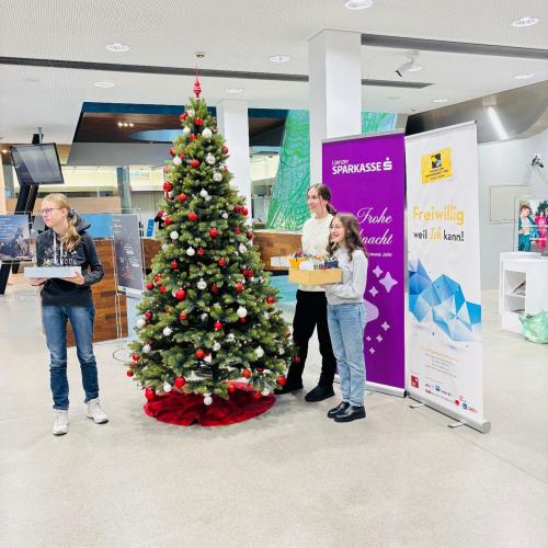 Beim Baum schmücken